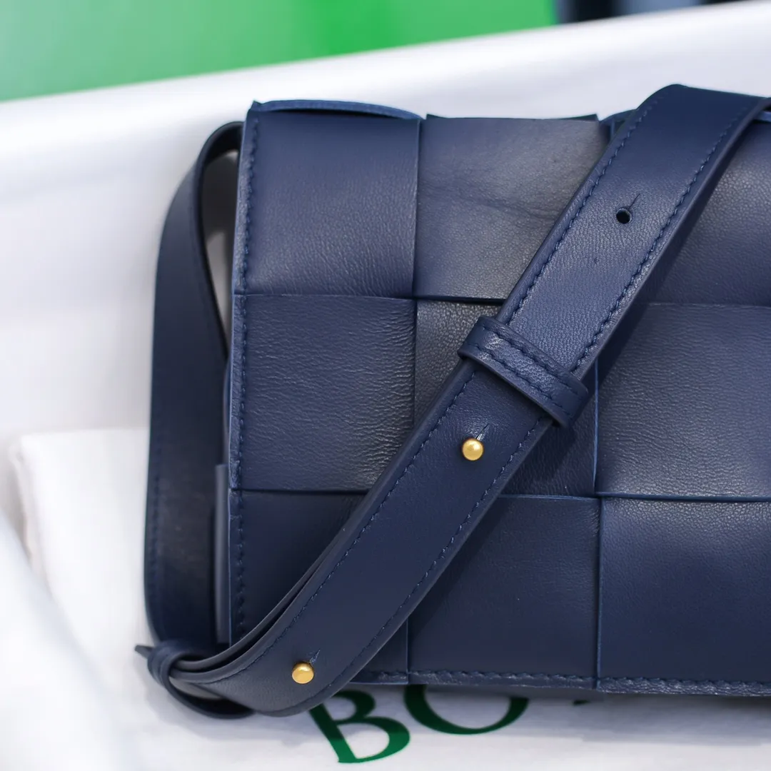 Cassette's trendy design is earth-shaking beauty. The handsome style with flamboyant personality has completely changed the dull style in the past. Beauty is a topic that women can never refuse. Walking on the streets of Milan, you can see her figure everywhere. It is called tofu bag, original sheepskin: the key point is that both men and women can control it, and has become a big celebrity in the fashion circle. Size 23*15*15 [6687]